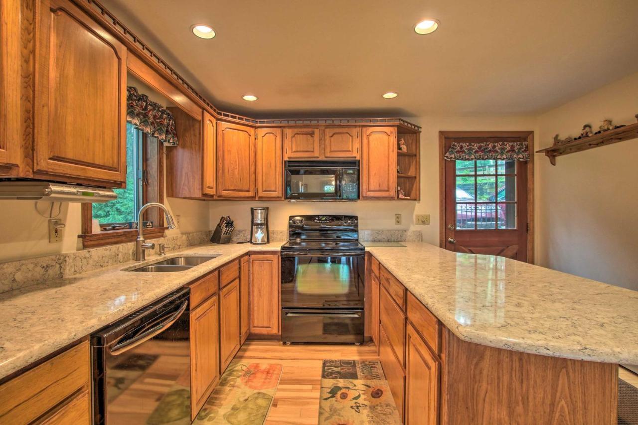 Waterfront New England House On Wickaboag Lake! West Brookfield Exterior photo